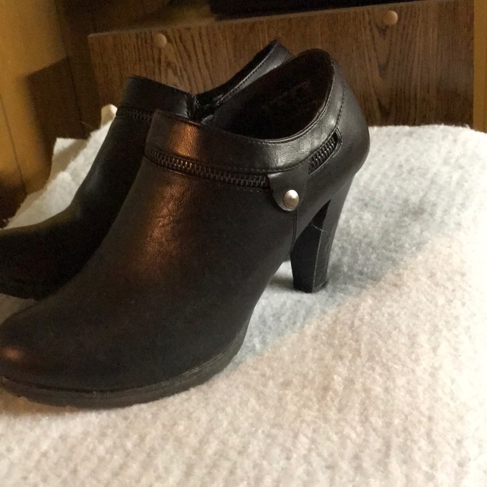 Boots - Picture 4 of 5